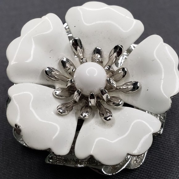 Sarah Coventry White Enamel Floral Flower Clip On Earring Pat Pend Vtg 1964 - Picture 9 of 10